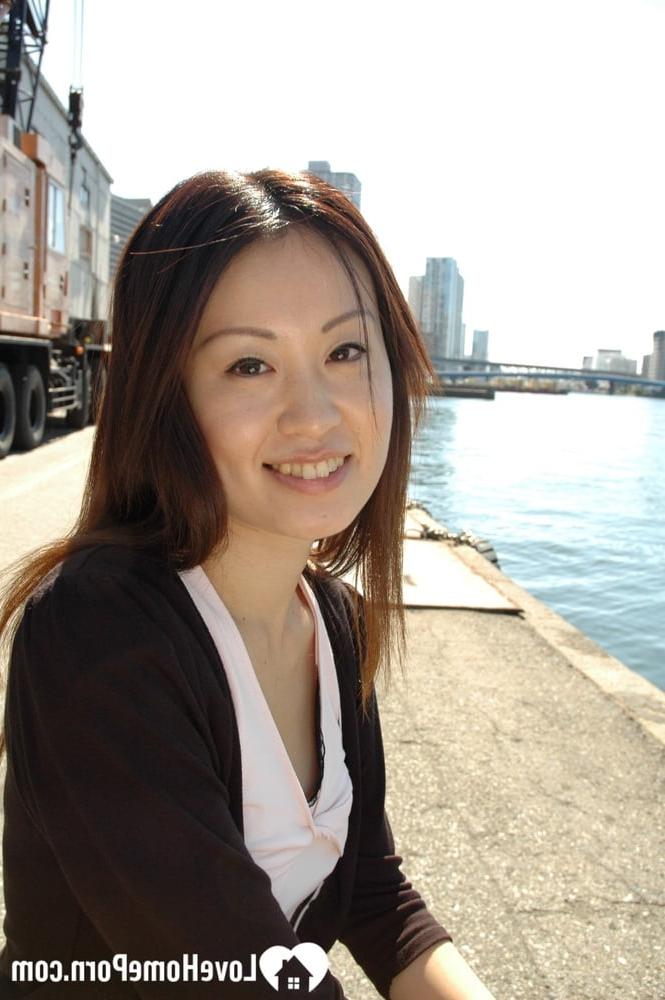15P Petite mignonne asiatique expose son corps fabuleux et pose nue en solo