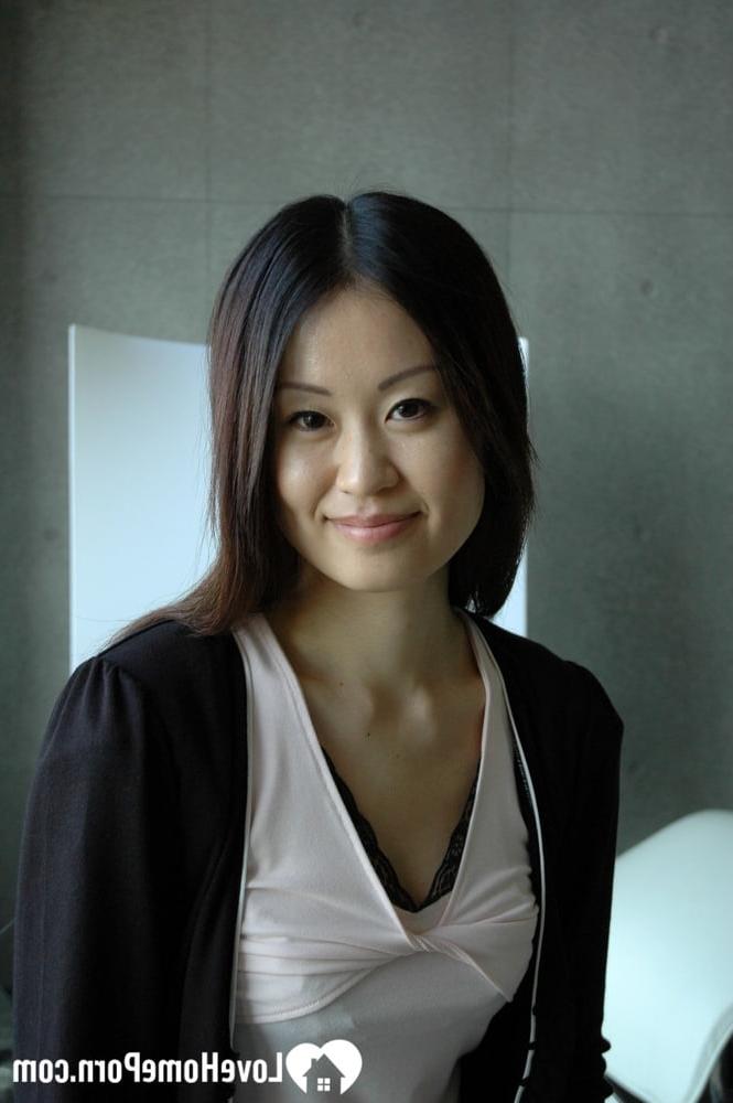 15P Petite mignonne asiatique expose son corps fabuleux et pose nue en solo