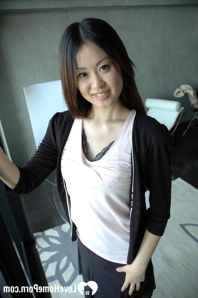 15P Petite mignonne asiatique expose son corps fabuleux et pose nue en solo