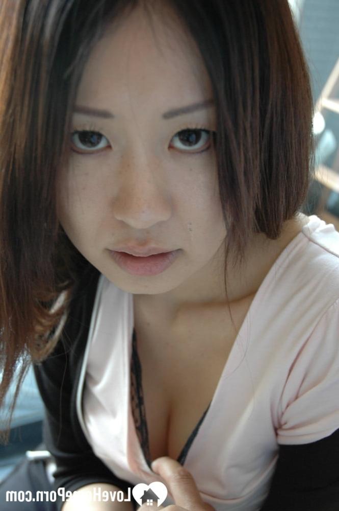 15P Petite mignonne asiatique expose son corps fabuleux et pose nue en solo