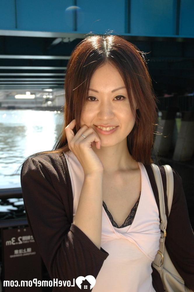15P Petite mignonne asiatique expose son corps fabuleux et pose nue en solo