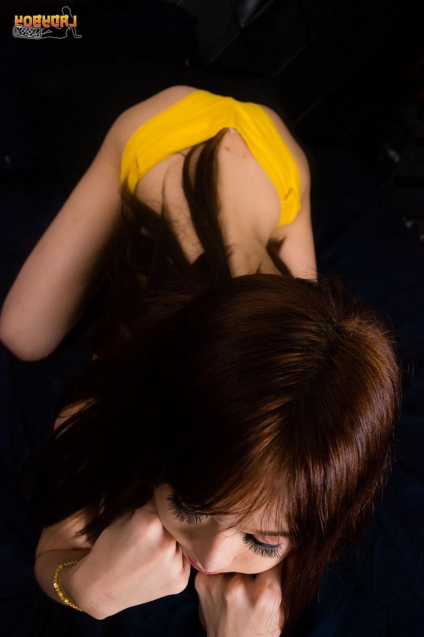 16P Petite travesti asiática Kita mostra seus peitos redondos e seu convidativo buraco de amor anal
