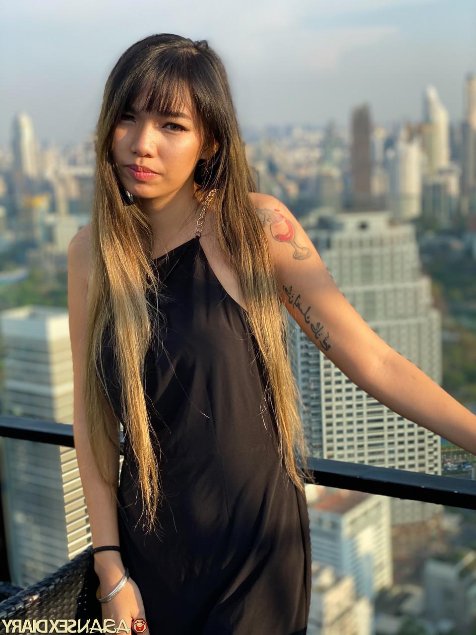 20P Das süße asiatische Babe Nori zeigt ihre süße Muschi, während sie in einem sexy Kleid neckt