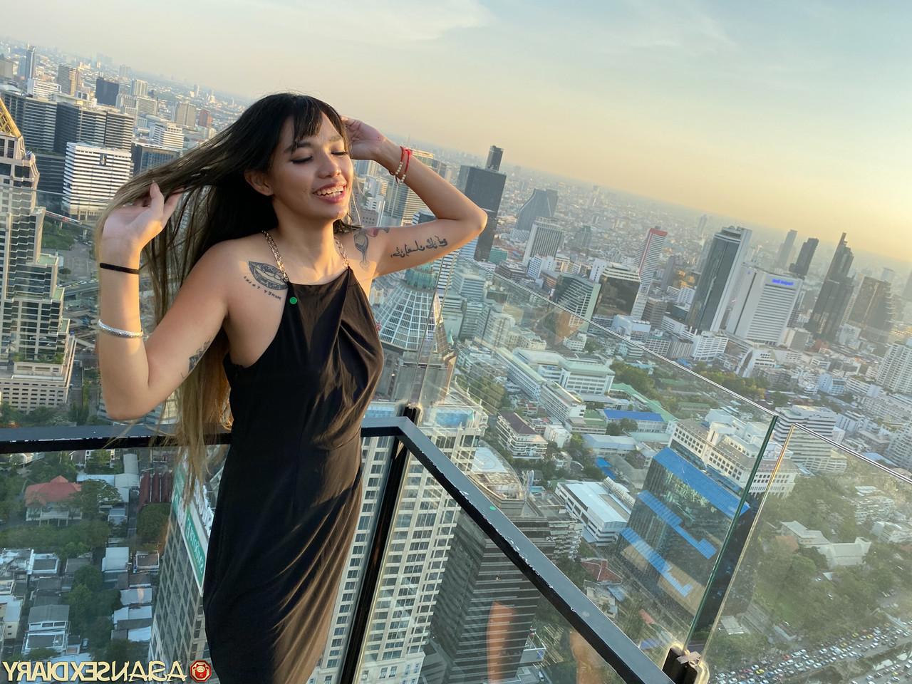 20P Das süße asiatische Babe Nori zeigt ihre süße Muschi, während sie in einem sexy Kleid neckt