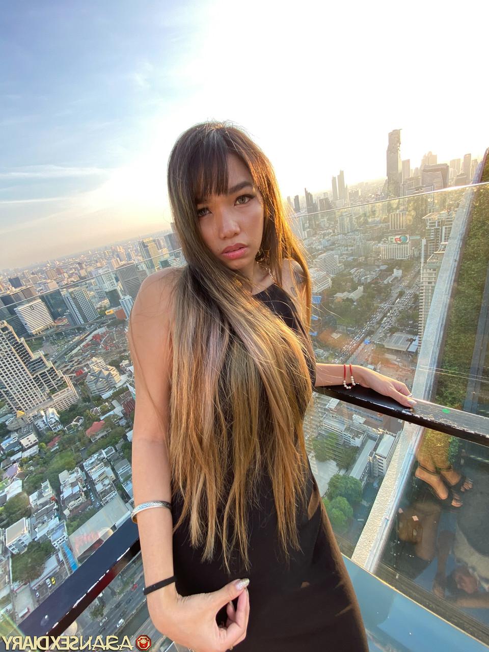 20P Das süße asiatische Babe Nori zeigt ihre süße Muschi, während sie in einem sexy Kleid neckt