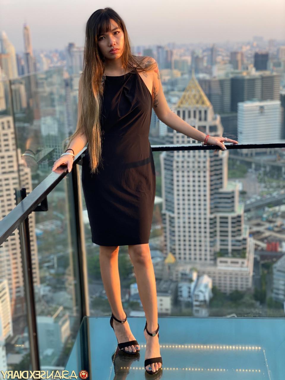 20P Das süße asiatische Babe Nori zeigt ihre süße Muschi, während sie in einem sexy Kleid neckt