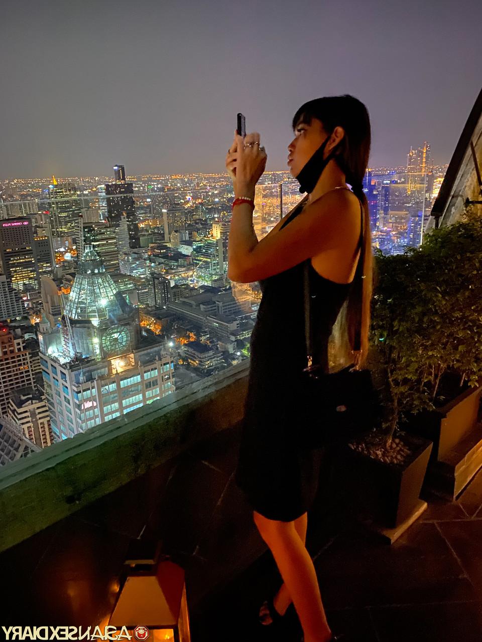 20P Das süße asiatische Babe Nori zeigt ihre süße Muschi, während sie in einem sexy Kleid neckt