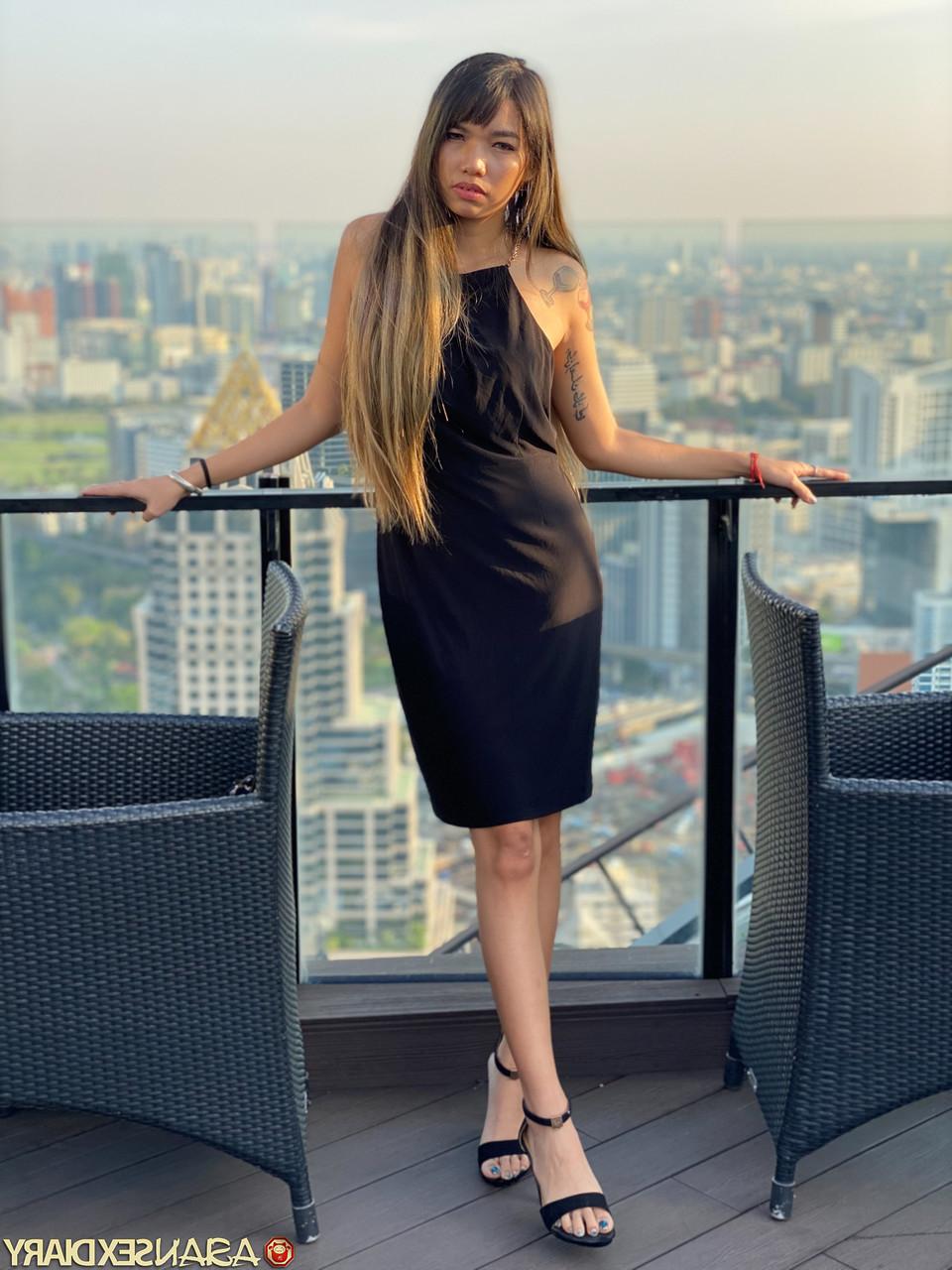 20P Das süße asiatische Babe Nori zeigt ihre süße Muschi, während sie in einem sexy Kleid neckt
