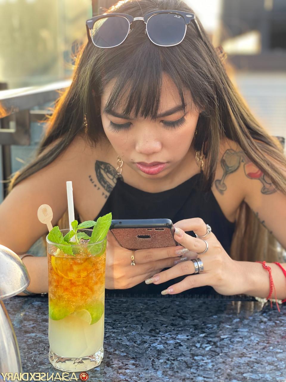 20P Das süße asiatische Babe Nori zeigt ihre süße Muschi, während sie in einem sexy Kleid neckt