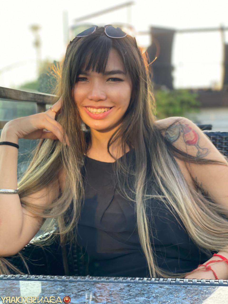 20P Das süße asiatische Babe Nori zeigt ihre süße Muschi, während sie in einem sexy Kleid neckt