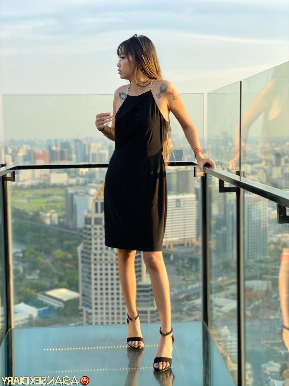 20P Das süße asiatische Babe Nori zeigt ihre süße Muschi, während sie in einem sexy Kleid neckt