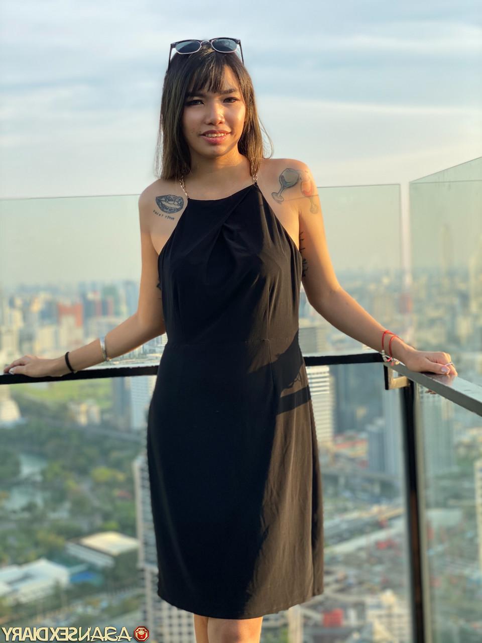 20P Das süße asiatische Babe Nori zeigt ihre süße Muschi, während sie in einem sexy Kleid neckt