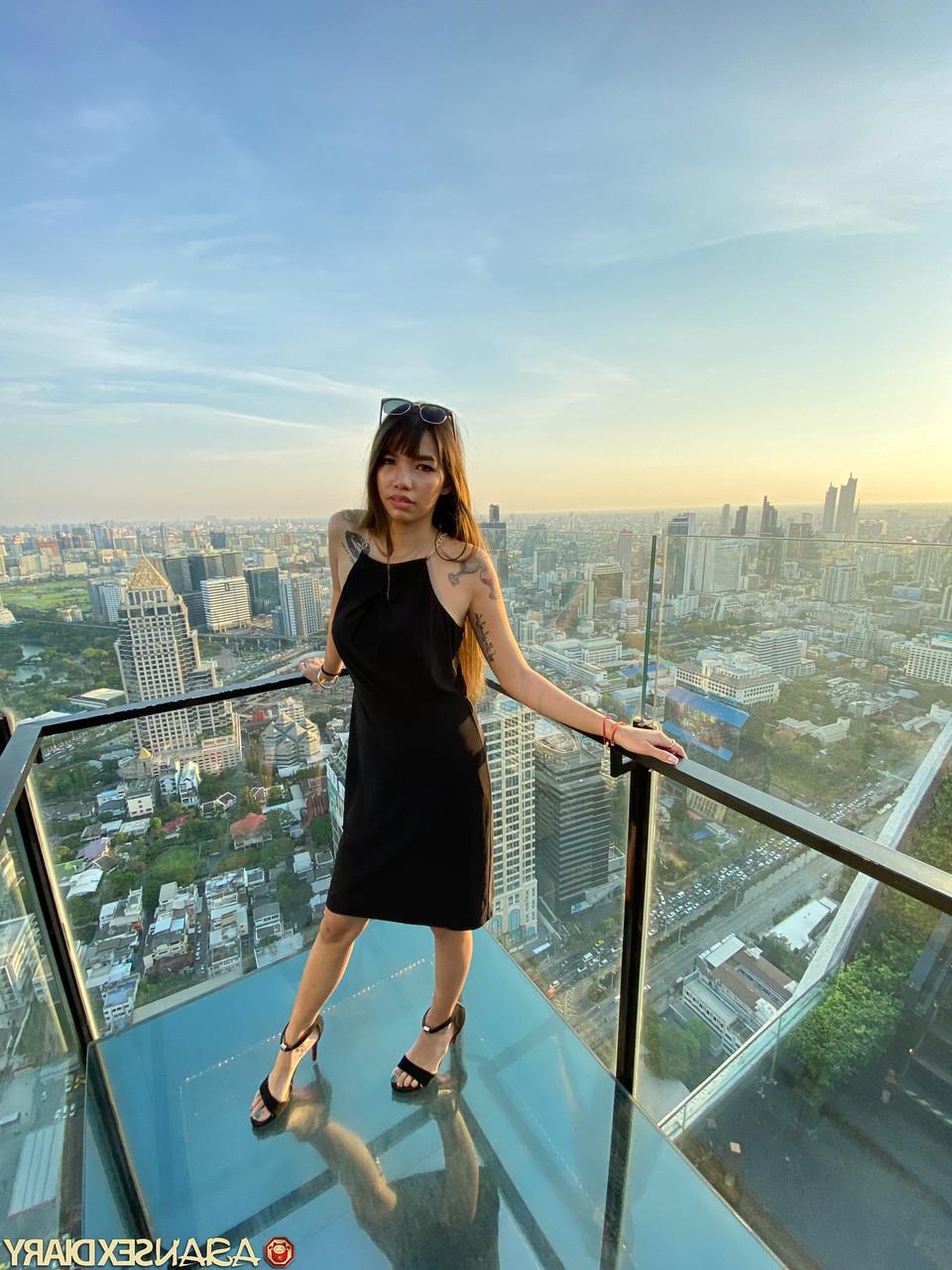 20P Das süße asiatische Babe Nori zeigt ihre süße Muschi, während sie in einem sexy Kleid neckt
