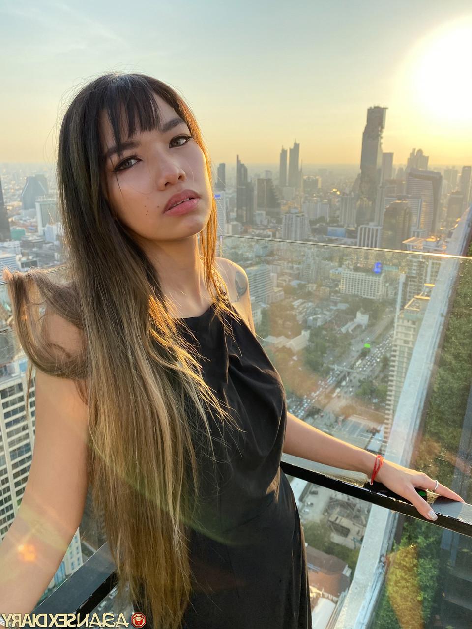 20P Das süße asiatische Babe Nori zeigt ihre süße Muschi, während sie in einem sexy Kleid neckt
