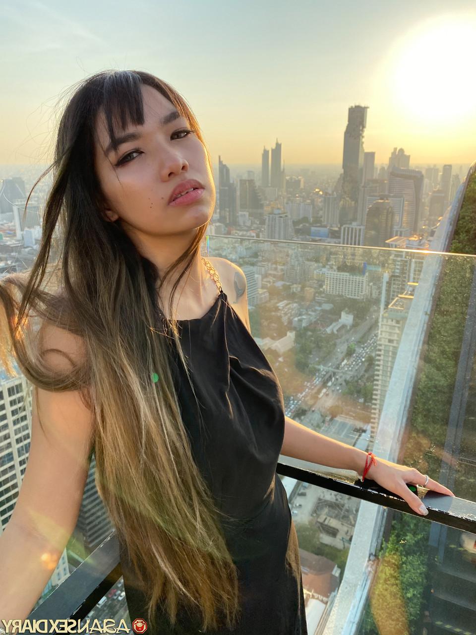 20P Das süße asiatische Babe Nori zeigt ihre süße Muschi, während sie in einem sexy Kleid neckt