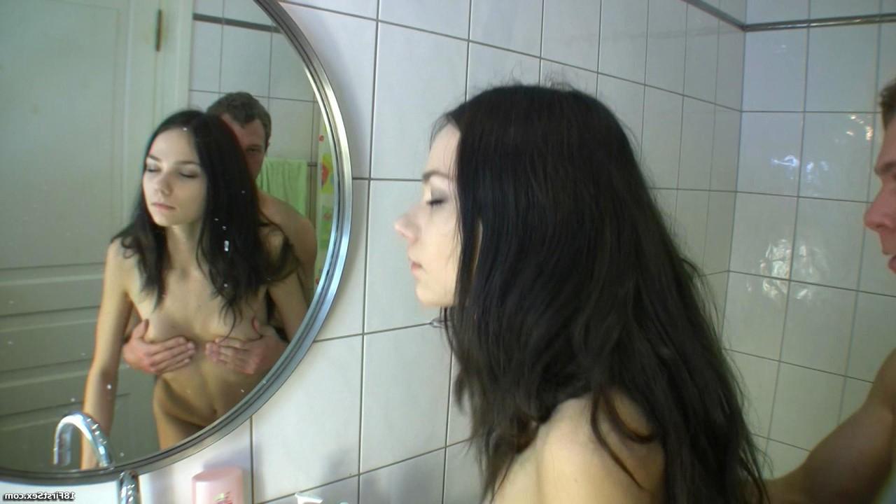 20P A beleza adolescente morena Karina é fodida por trás por seu namorado no chuveiro