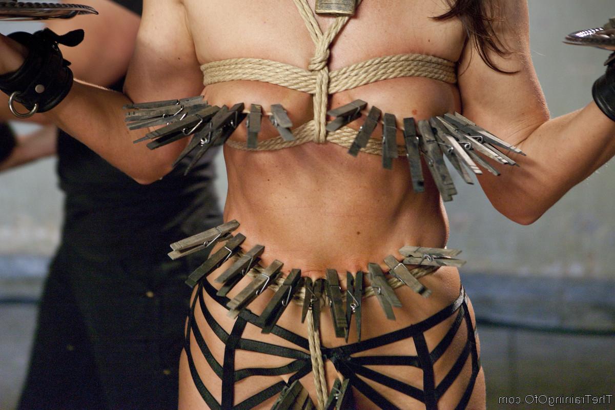 20P MILF caliente India Summer es analizada y follada con múltiples juguetes sexuales en bondage