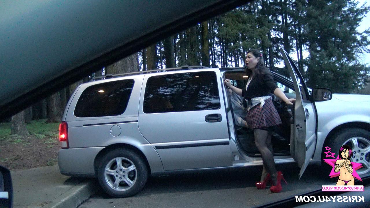 16P Travesti asiática exibe suas pernas quentes usando meias e salto alto