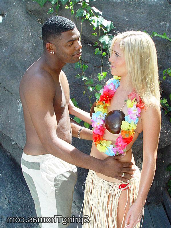 20P La zorra rubia cachonda Spring Thomas recibe una gran polla negra tropical al aire libre