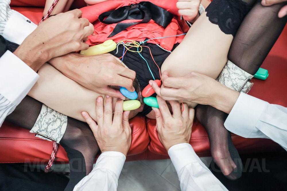 15P A garota asiática Mei Aso é masturbada por alguns homens enquanto é contida desamparadamente
