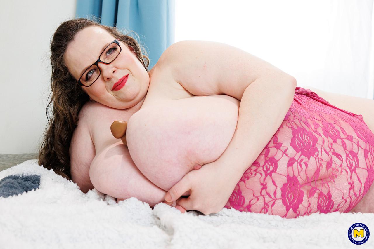 20P Amadora gordurosa XXL Lady massageia e brinca com seus peitos enormes e buceta gorda