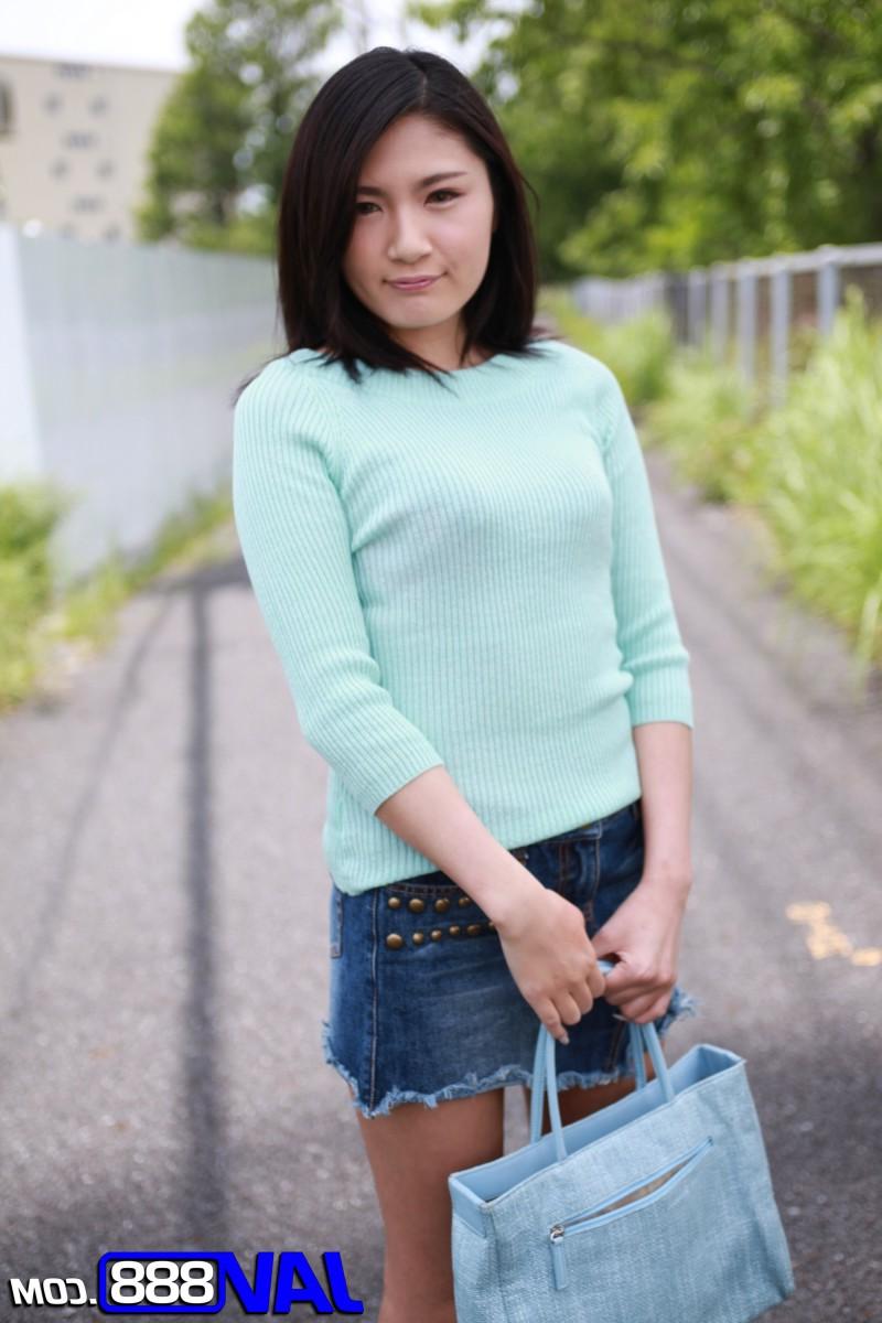 20P Das japanische Mädchen Risa Mezawa posiert draußen, bevor sie drinnen Sex hat