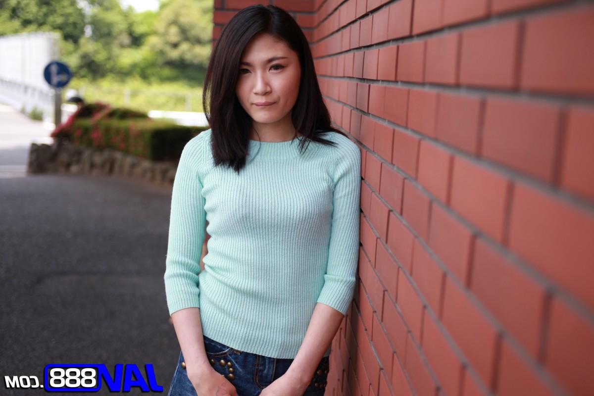20P Das japanische Mädchen Risa Mezawa posiert draußen, bevor sie drinnen Sex hat