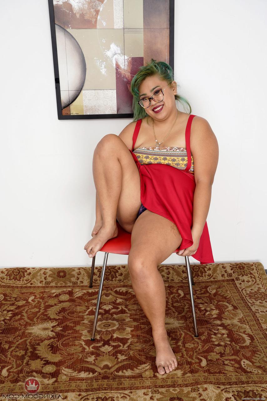20P Hippie amadora Manila Bey se despe e mostra seu corpo gordo e peludo