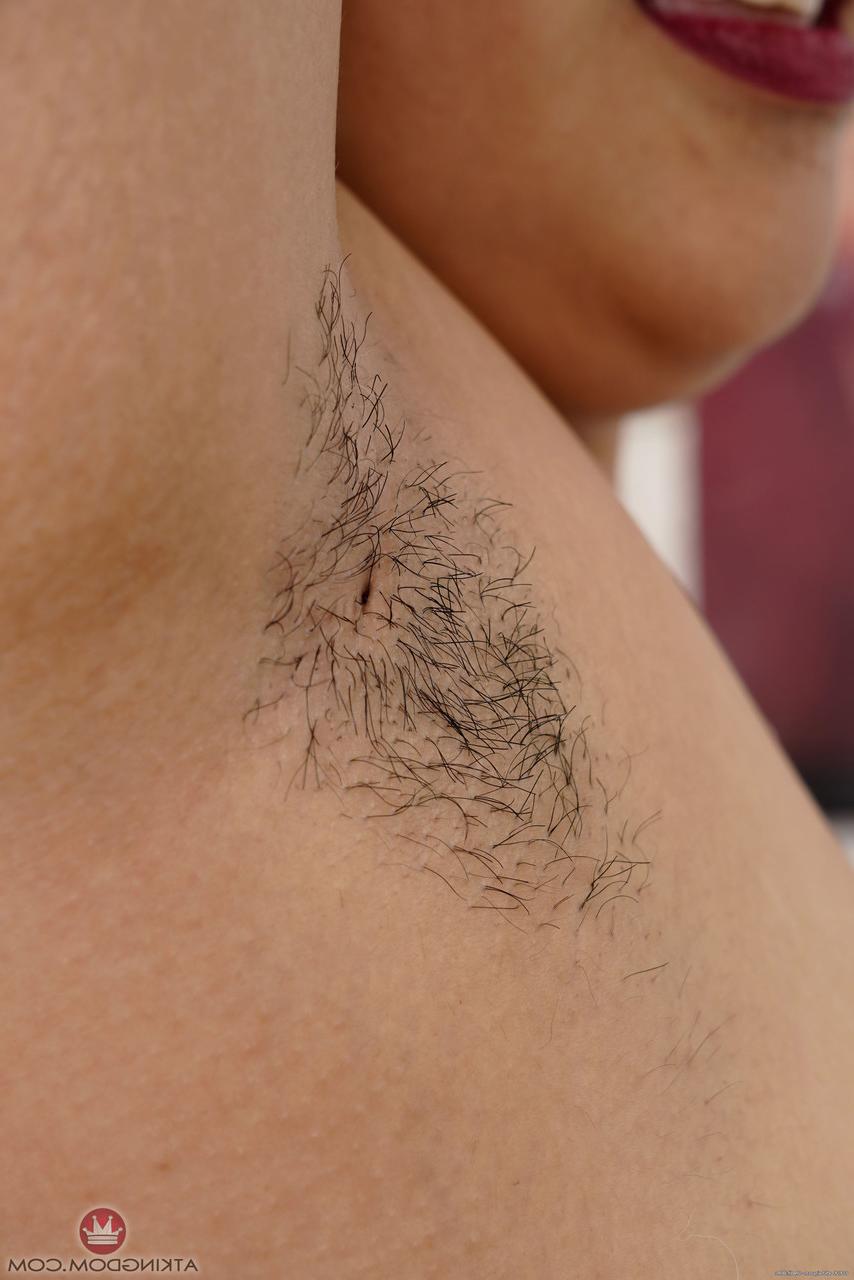 20P Hippie amadora Manila Bey se despe e mostra seu corpo gordo e peludo