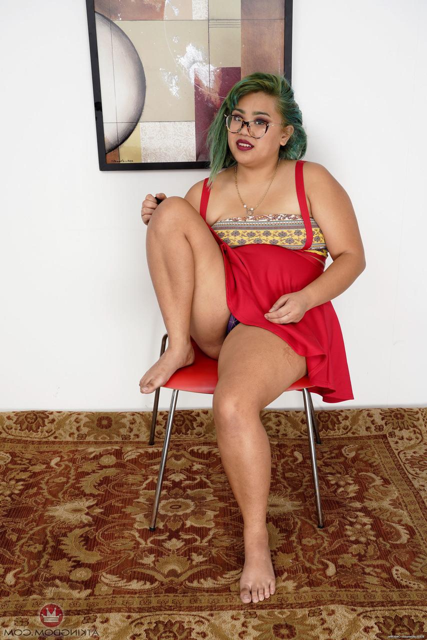 20P Hippie amadora Manila Bey se despe e mostra seu corpo gordo e peludo