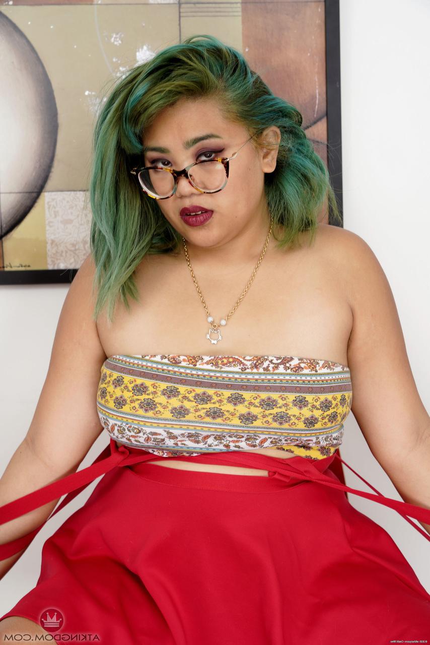 20P Hippie amadora Manila Bey se despe e mostra seu corpo gordo e peludo