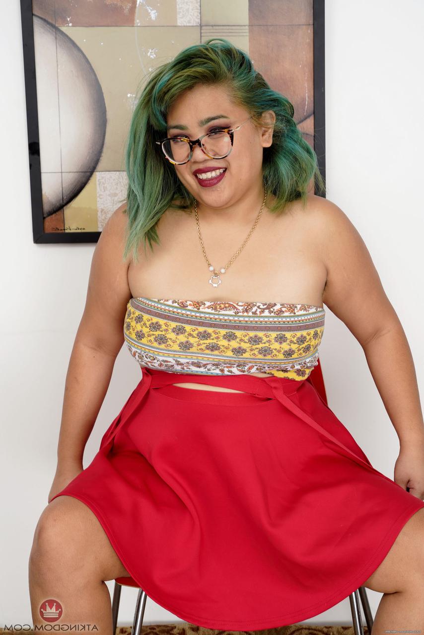 20P Hippie amadora Manila Bey se despe e mostra seu corpo gordo e peludo
