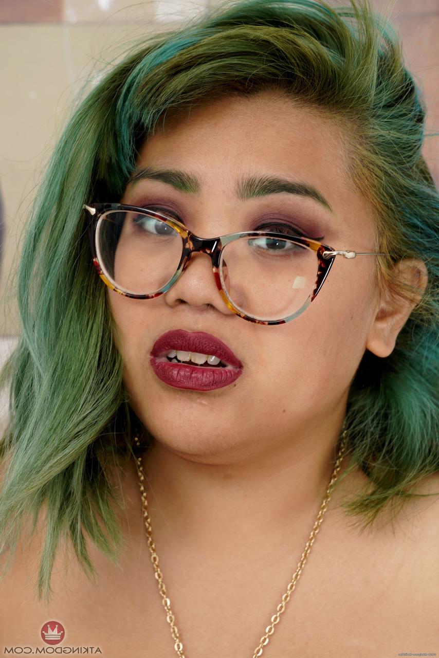 20P Hippie amadora Manila Bey se despe e mostra seu corpo gordo e peludo