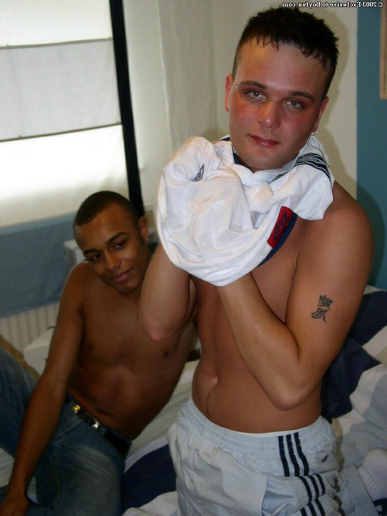 20P Hung gay Ben 2 et son copain se branlent après s'être sucés et caressés la bite