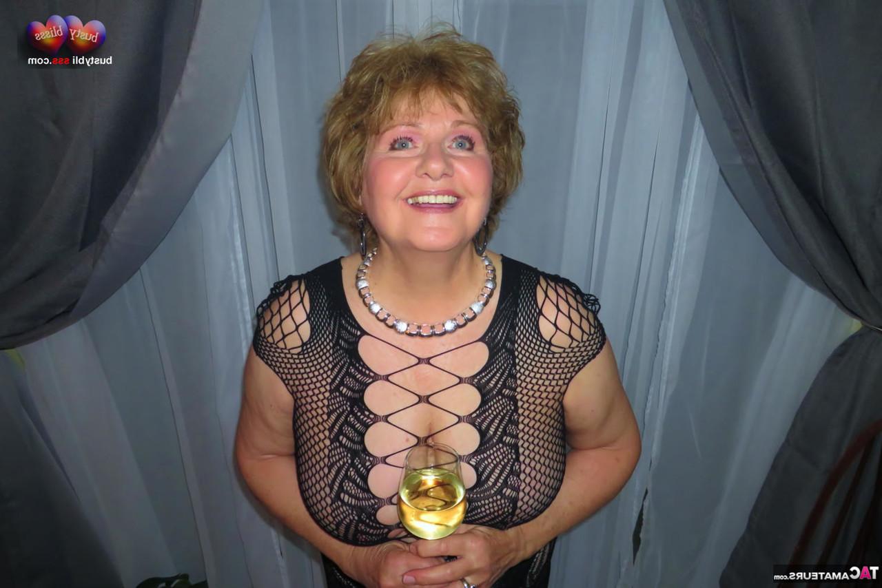 16P Зрелая женщина Busty Bliss напивается перед мастурбацией секс-игрушкой