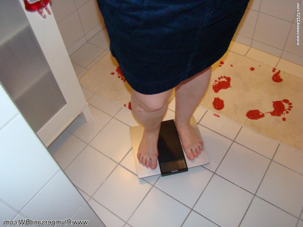 20P Edita, une amatrice potelée, expose son gros cul et ses énormes seins flasques dans les toilettes.