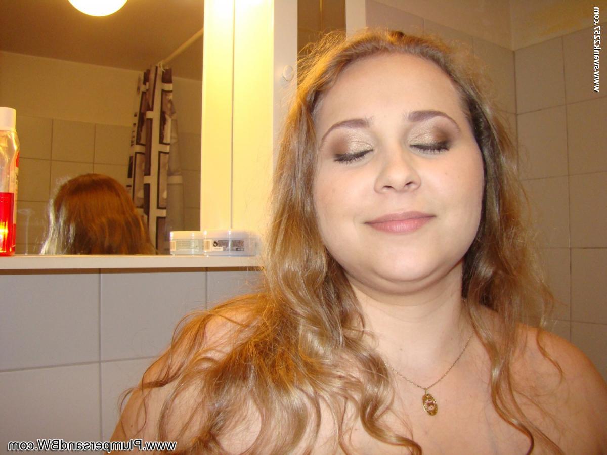 20P Edita, une amatrice potelée, expose son gros cul et ses énormes seins flasques dans les toilettes.