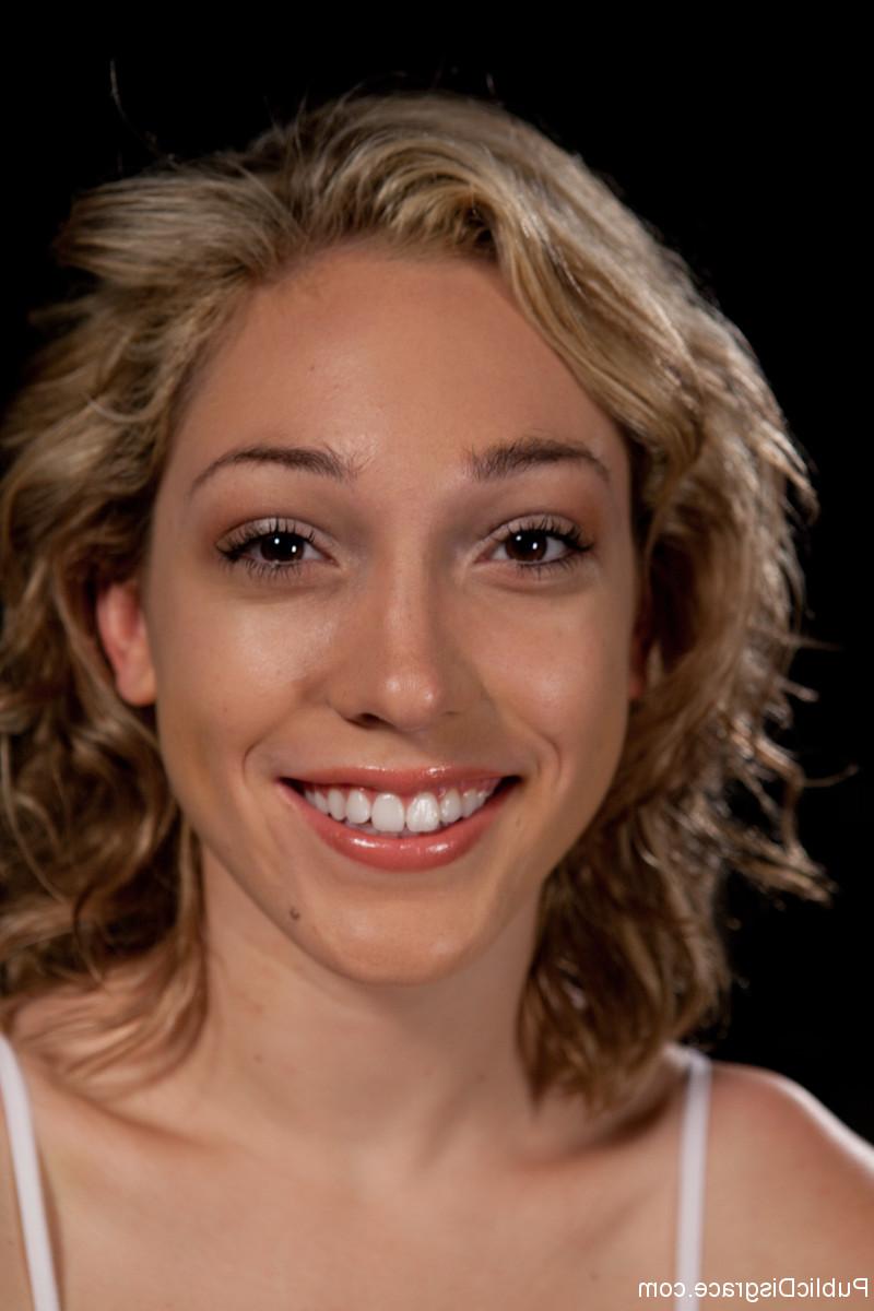 20P A adorável americana Lily LaBeau tira a roupa e exibe seu corpo esplêndido