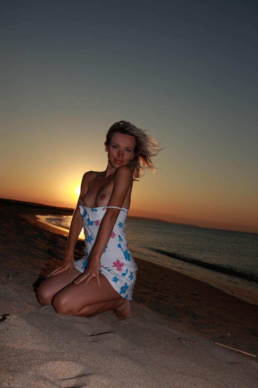 20P La flaca nicole v se quita el vestido y posa desnuda en la playa ventosa
