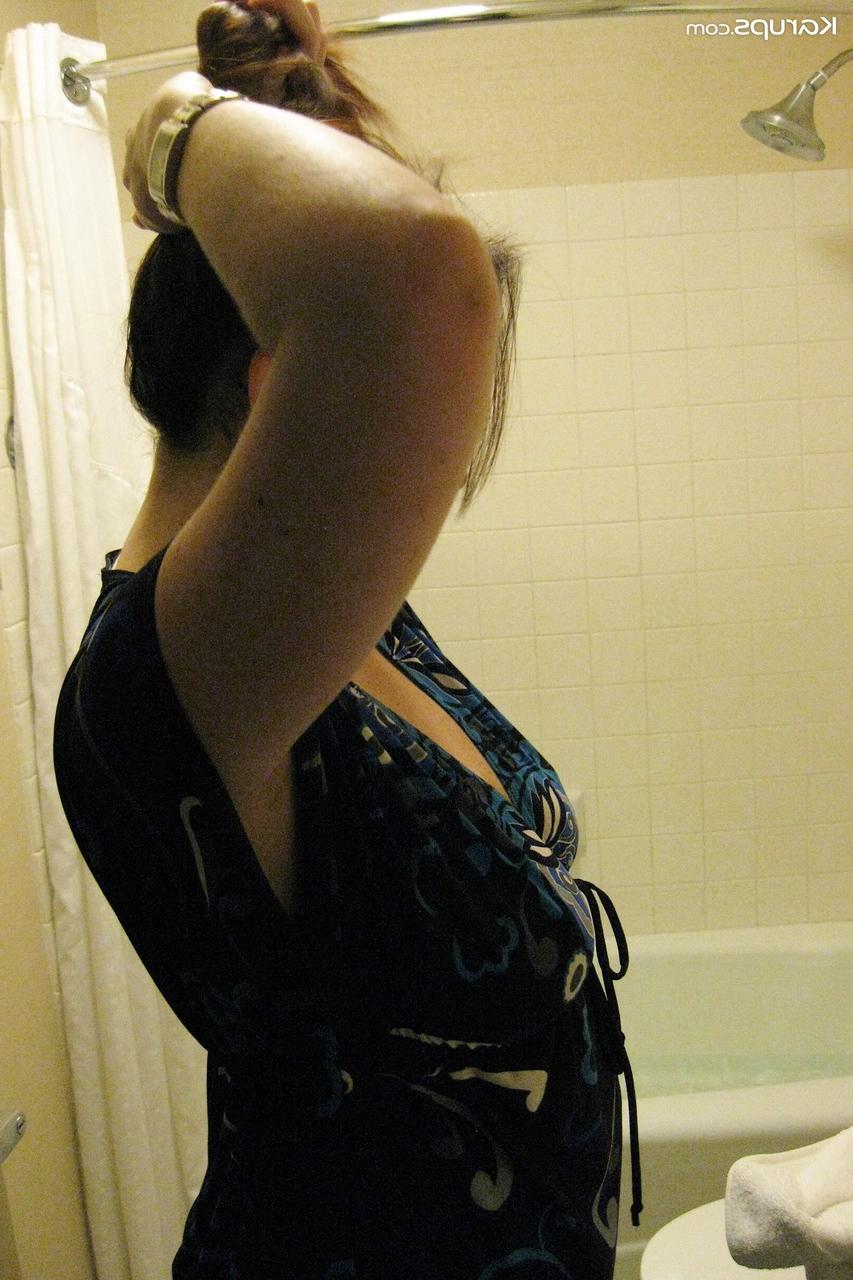 20P Die kaukasische MILF Ryan Anne stellt ihre großen Brüste unter der Dusche zur Schau