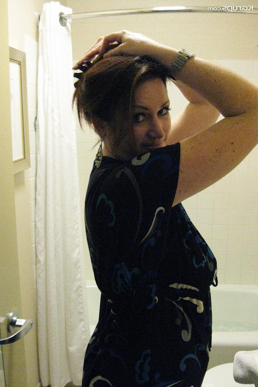 20P Die kaukasische MILF Ryan Anne stellt ihre großen Brüste unter der Dusche zur Schau