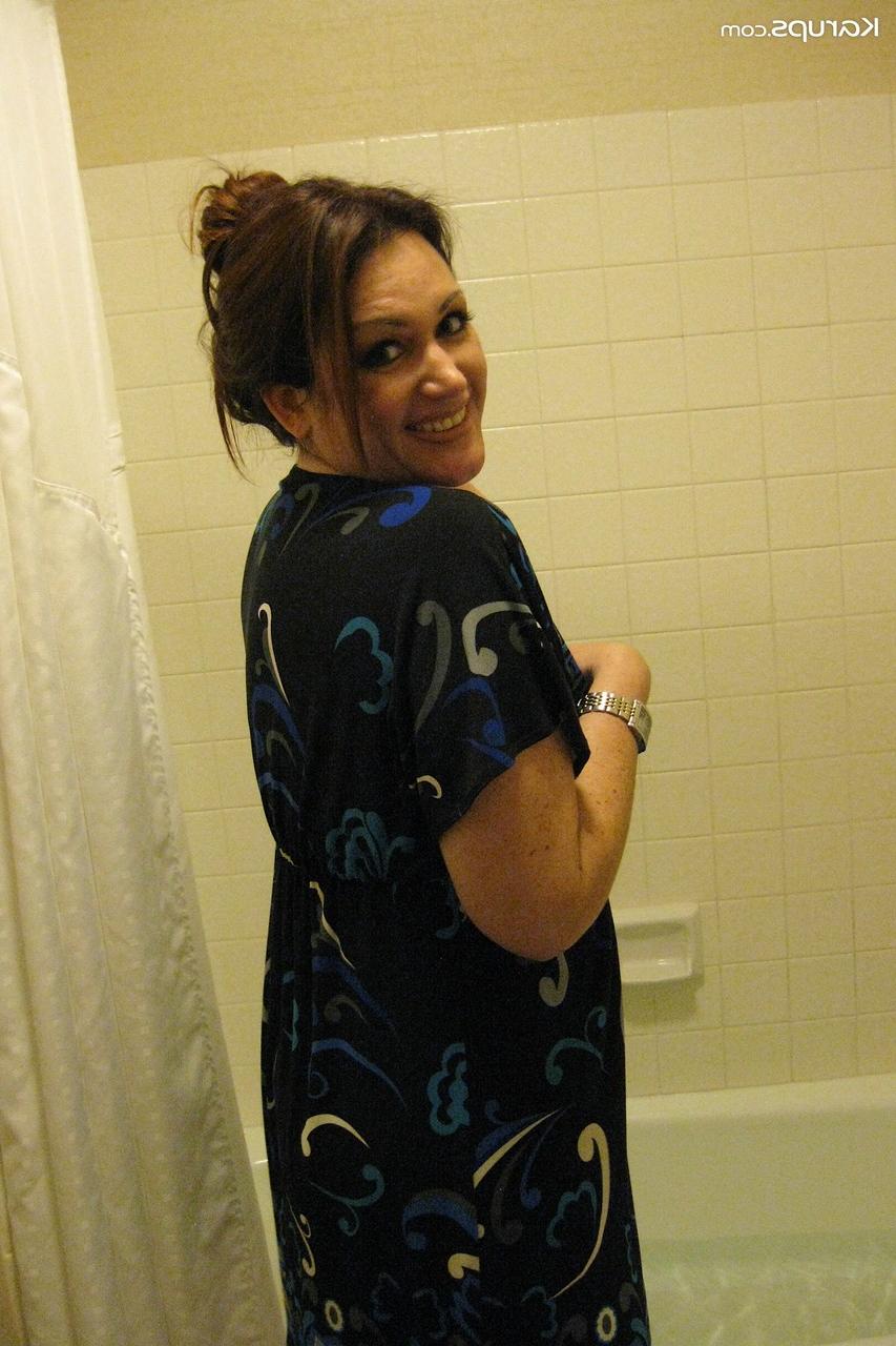 20P Die kaukasische MILF Ryan Anne stellt ihre großen Brüste unter der Dusche zur Schau