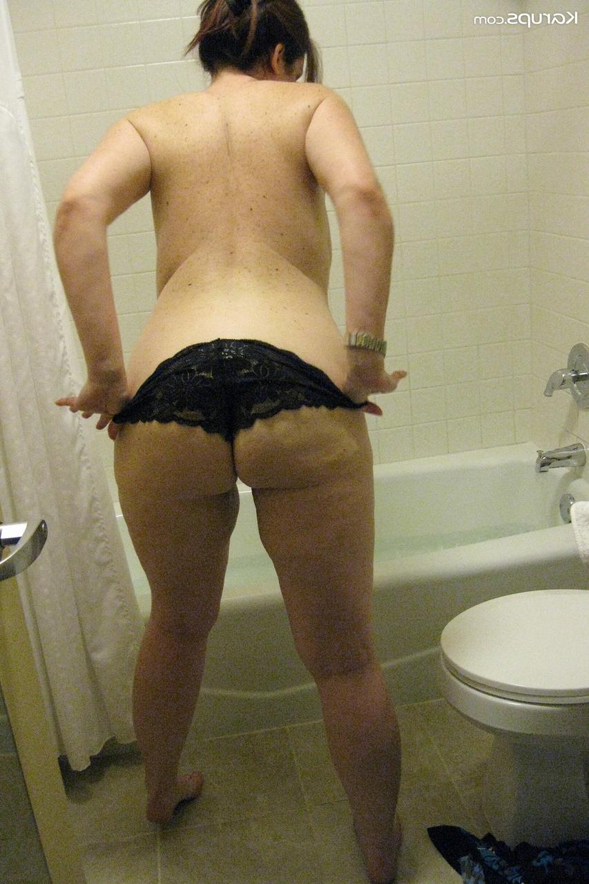 20P Die kaukasische MILF Ryan Anne stellt ihre großen Brüste unter der Dusche zur Schau