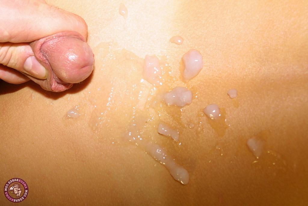 16P A adolescente loira Trudy leva uma gozada nas costas durante o sexo