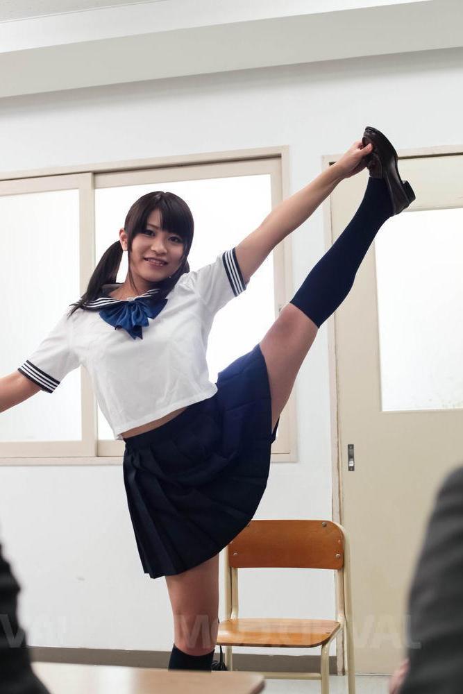 12P L'étudiante japonaise Aika Hoshino fait une fellation et se masturbe également.