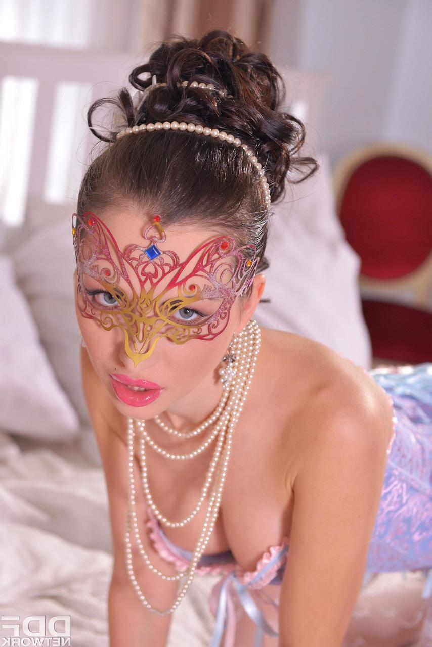 17P Belleza misteriosa en lencería femenina y medias blancas se masturba sola