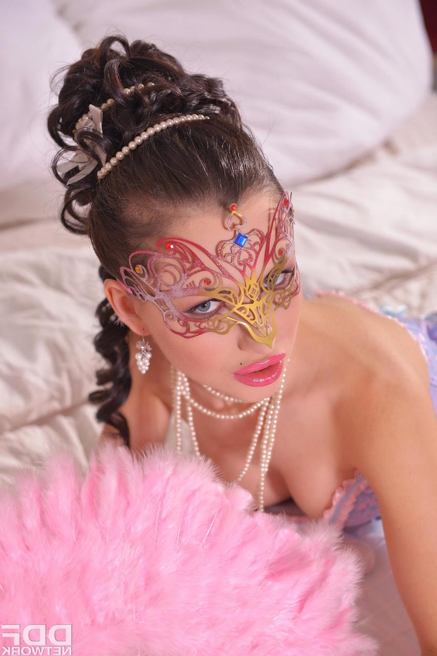 17P Belleza misteriosa en lencería femenina y medias blancas se masturba sola