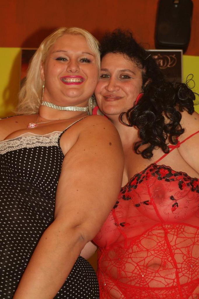 18P Les lesbiennes obèses Melinda Shy et Rosa font l'amour sur un canapé rouge avec des chaussures.