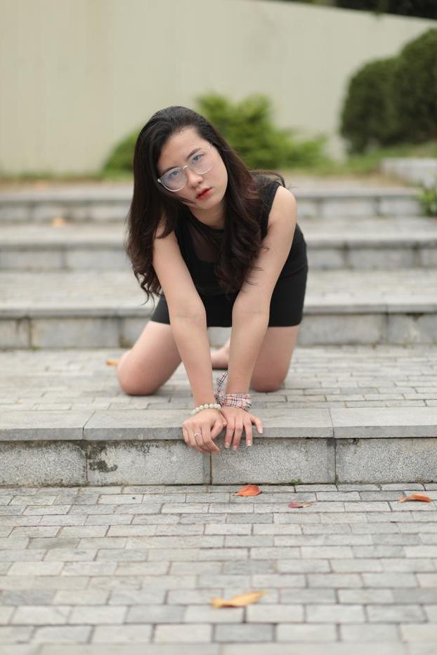20P Nena asiática descalza hace una provocación caliente con un vestido negro sexy al aire libre