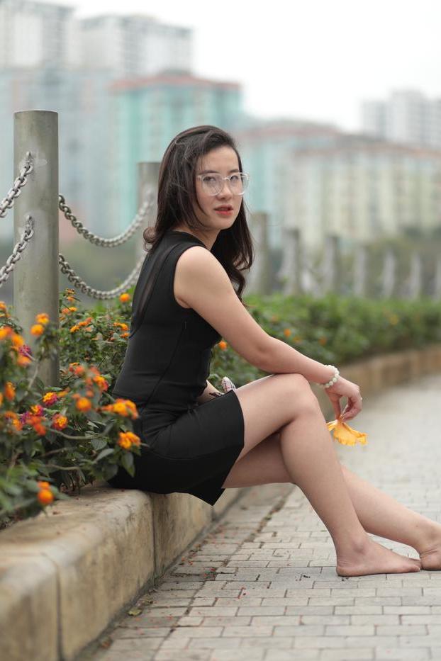 20P Nena asiática descalza hace una provocación caliente con un vestido negro sexy al aire libre